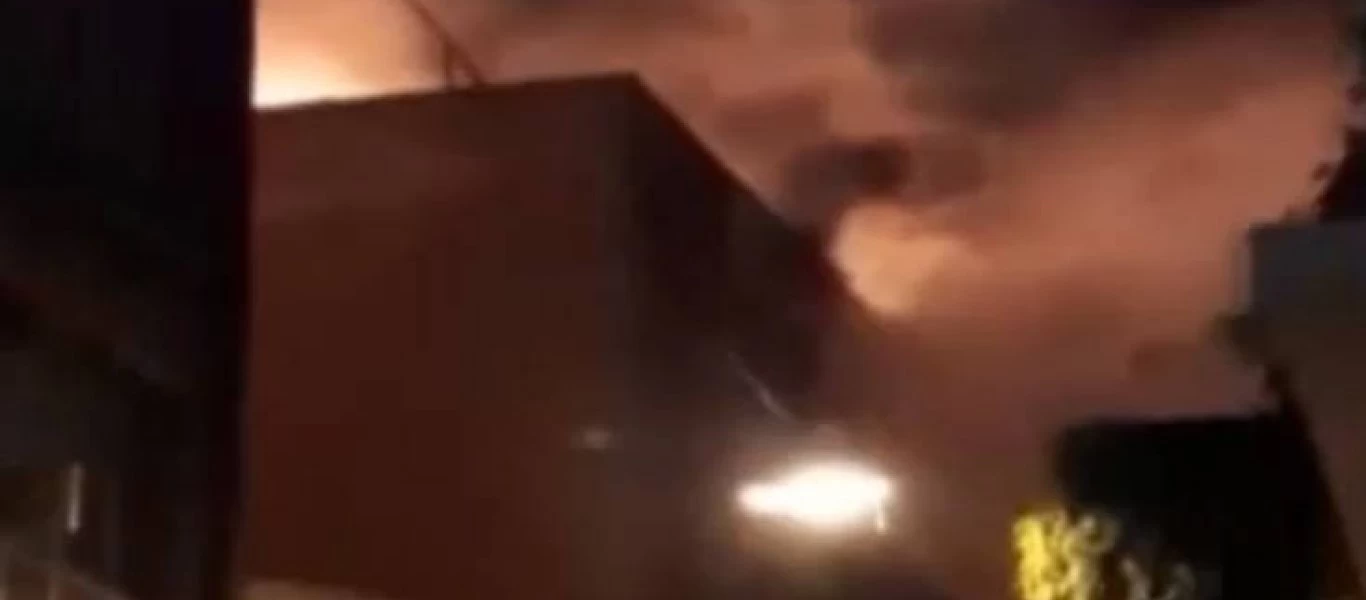 Φωτιά σε διαμέρισμα στο κέντρο της Αθήνας - Επιχειρούν 27 πυροσβέστες με 9 οχήματα